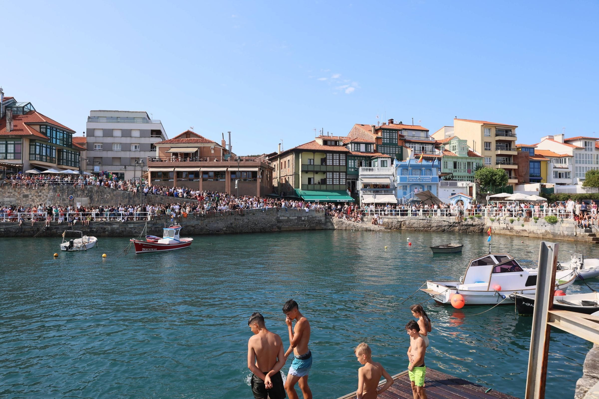 EN IMÁGENES: La multitudinaria cita de la cucaña en el Carmen de Luanco