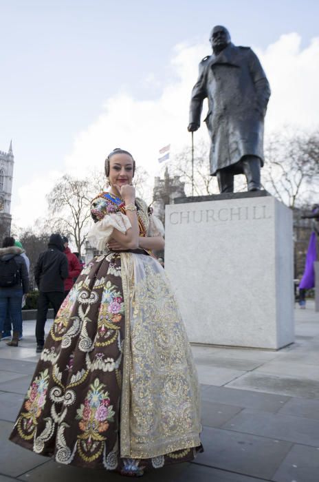 Rocío, con sir Winston Churchill, en Trafalgar Square