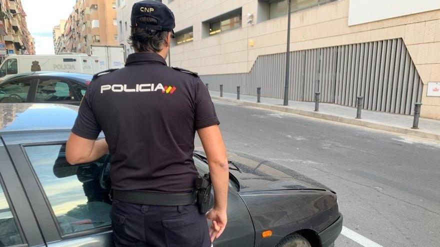 Detenido por intentar acuchillar a sus padres durante el confinamiento en Gandia