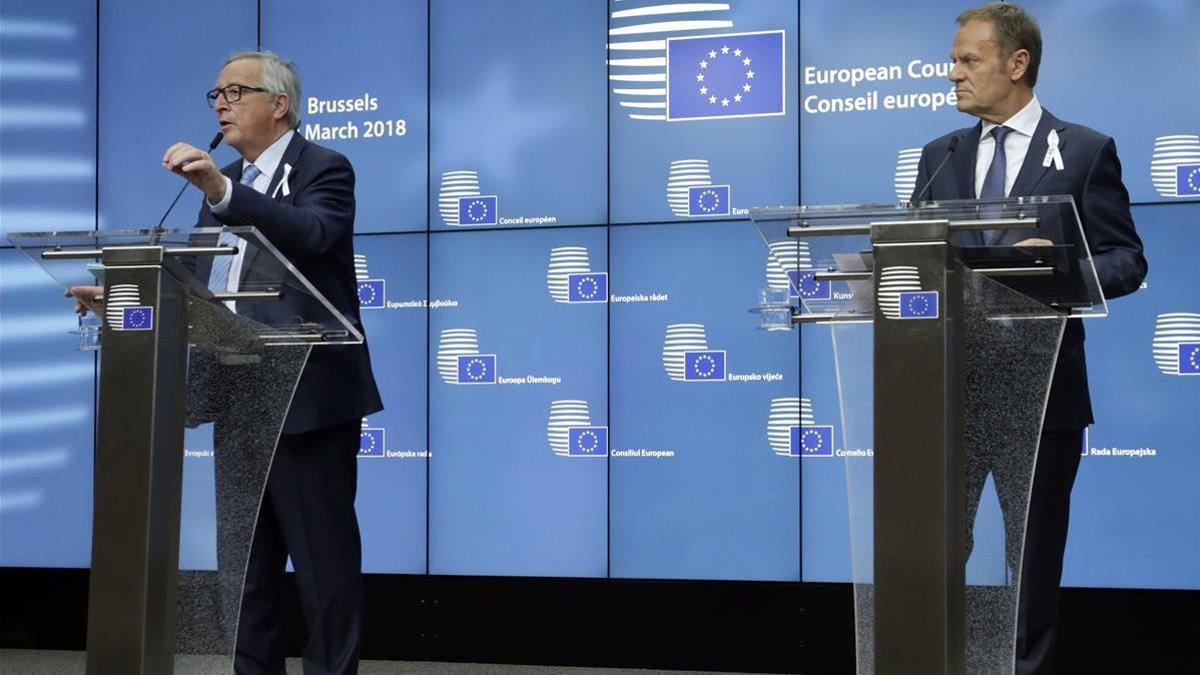 El presidente de la Comisión Europea, Jean-Claude Juncker (izquierda), y el del Consejo Europeo, Donald Tusk, en una conferencia de prensa en Bruselas, el 22 de marzo.