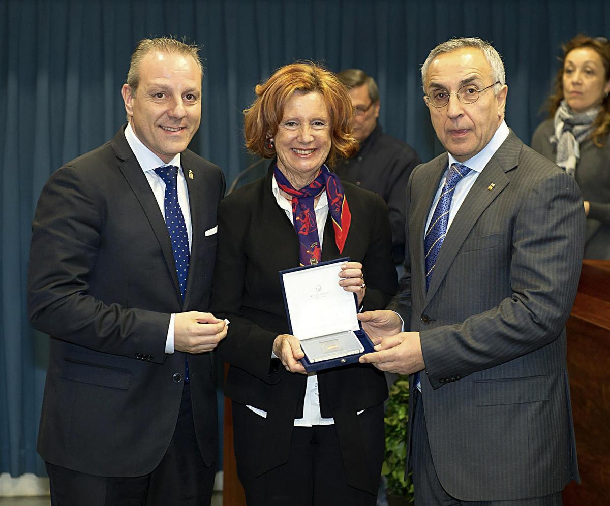 De izq, a dcha.: Francisco Blázquez, presidente de la Real FederaciónEspañola de Balonmano; Carmen Ayela, vicepresidenta entonces de la RFEBM y Alejandro Blanco, presidente del Comité Olímpico Español, 2016.