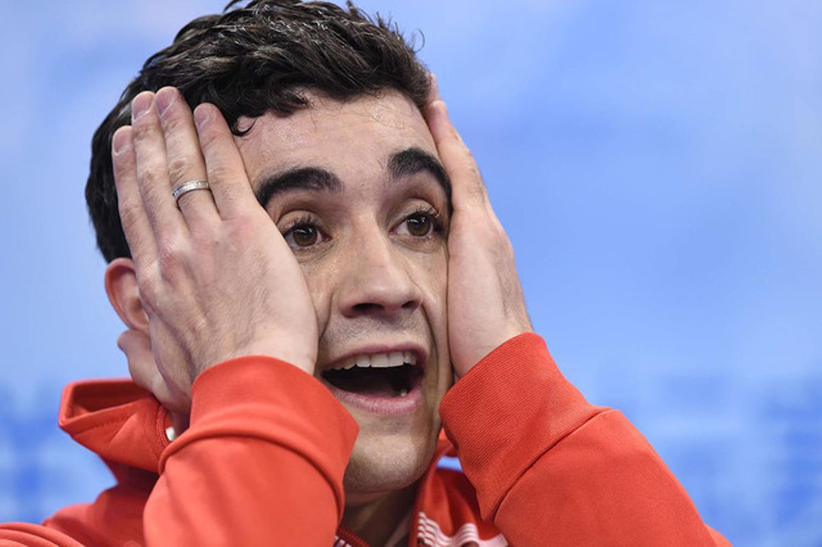 Javier Fernández es posa les mans a la cara sorprès al conquistar l’or al Mundial de Xangai.