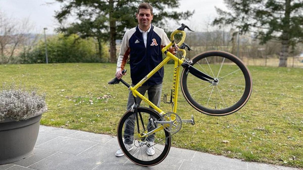 Jan Ullrich con la bici subastada.