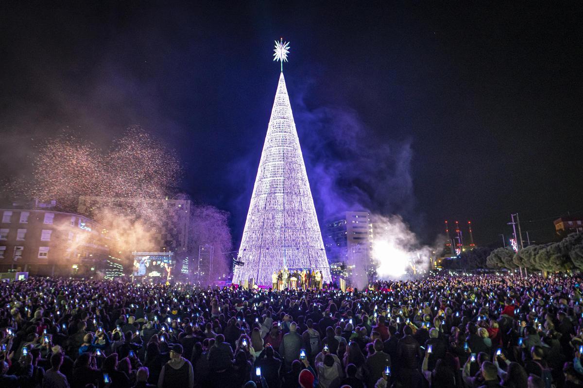 El superárbol de Navidad de Badalona. Badalona ha encendido ya las más de 82.000 luces píxel que componen su tan mediático ‘superárbol’ de Navidad.