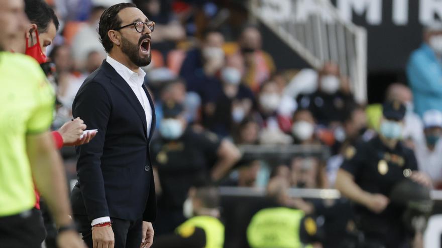 El entrenador del Valencia da órdenes desde la banda