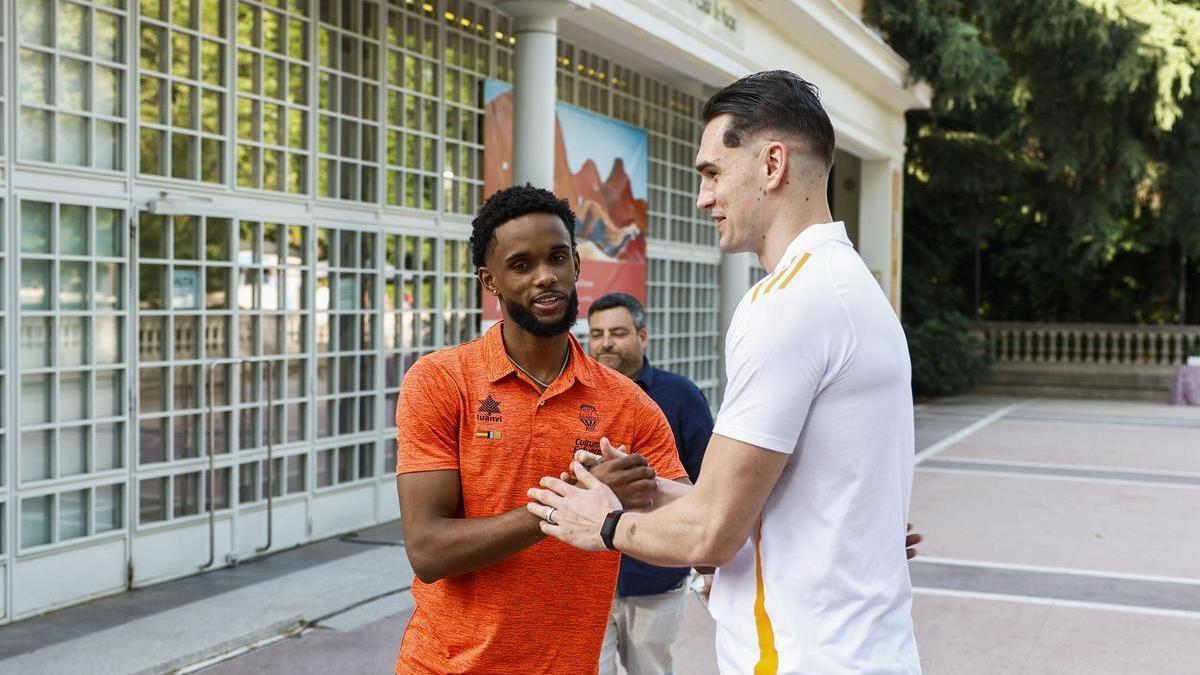 Jean Montero y Mario Hezonja, antes de la presentación oficial de la final