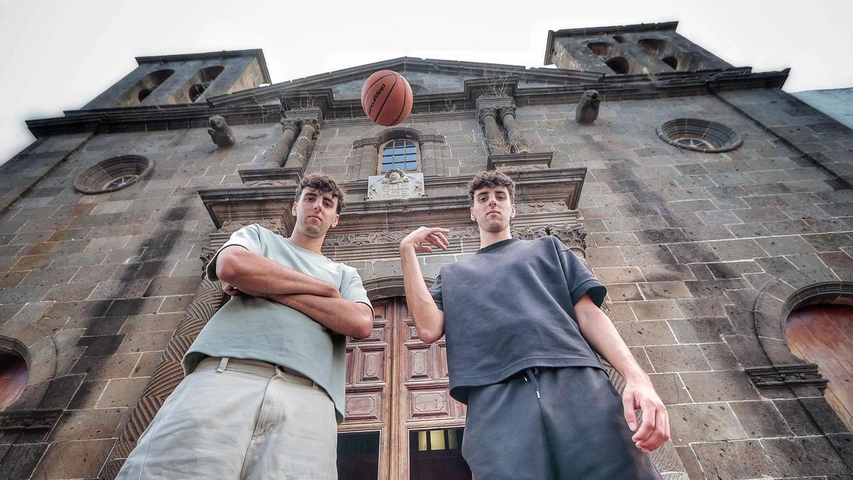 Guillermo (izquierda) y Jorge Díaz Graham, por fuera de la iglesia de El Cristo de Tacoronte.