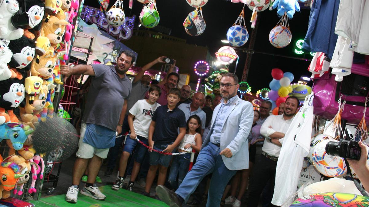 El alcalde, Diego José Mateos, ponía en práctica sus habilidades futbolísticas en una de las casetas de la Feria.