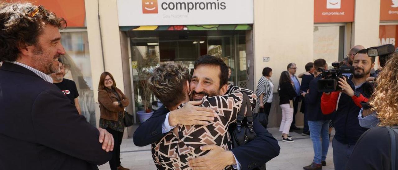 Vicent Marzà abraza a Raquel Tamarit este miércoles ante la sede de Compromís en Valencia.