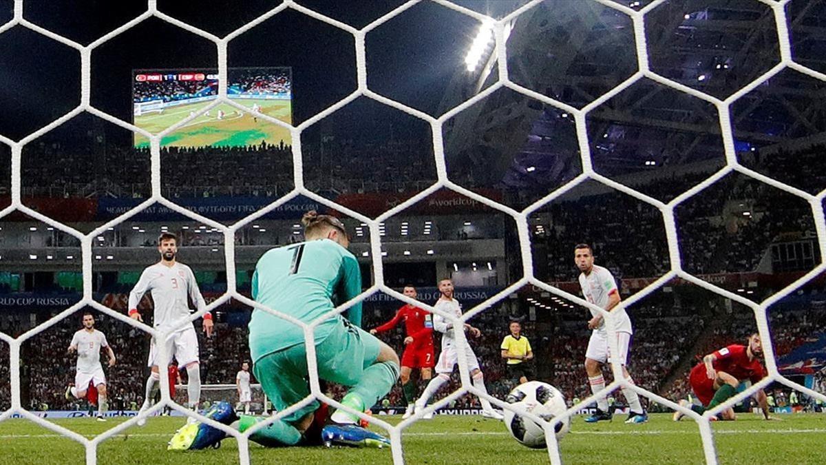 De Gea no logra detener el disparo de Cristiano, que significó el 2-1 al final de la primera parte.