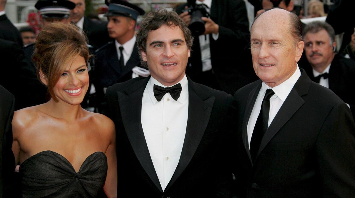 La actriz Eva Mendes y los actores Joaquin Phoenix y Robert Duvall, posan para los fotógrafos a su llegada al pase de la película "We own the night", durante la sexagésima edición del Festival de Cine de Cannes, Francia, hoy viernes 25 de mayo. EFE/Christophe Karaba. CINE. FESTIVALES. PELICULAS. PRESENTACIONES