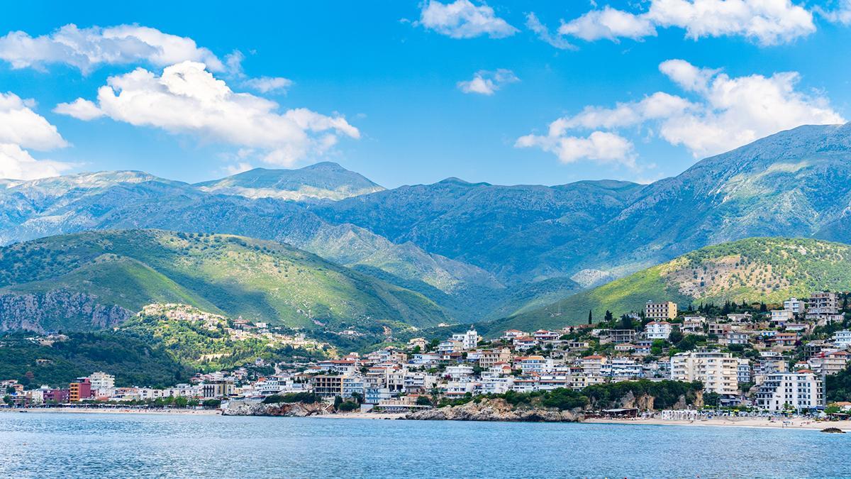 Himarë, en el condado de Vlorë, muestra la Albania más mediterránea, con casas frente al mar, aguas turquesas y montañas cayendo sobre la costa.