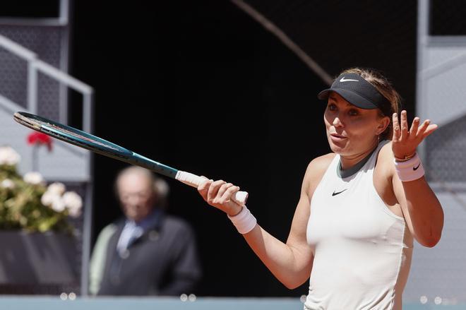 MADRID, 24/04/2024.- La tenista española Paula Badosa tras caer derrotada ante Jessica Bouzas por 2-6, 6-2 y 6-2 en el partido de la ronda de 128 del Mutua Madrid Open de Tenis disputado este miércoles en el Manolo Santana Stadium de la Caja Mágica. EFE/Sergio Pérez