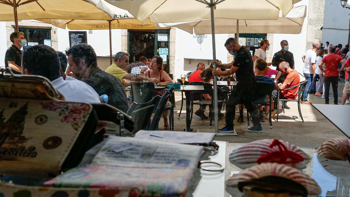 Terraza de un restaurante de Santiago de Compostela este sábado.