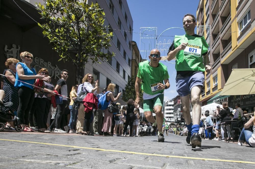 Carrera con madreñas en la calle Gascona