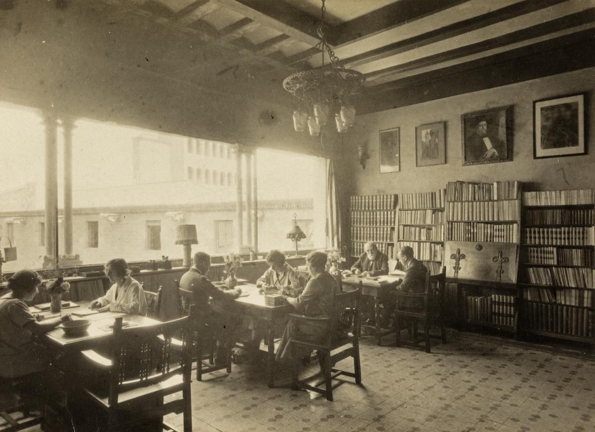 Sala de trabajo y biblioteca del Archivo Mas. 1927.