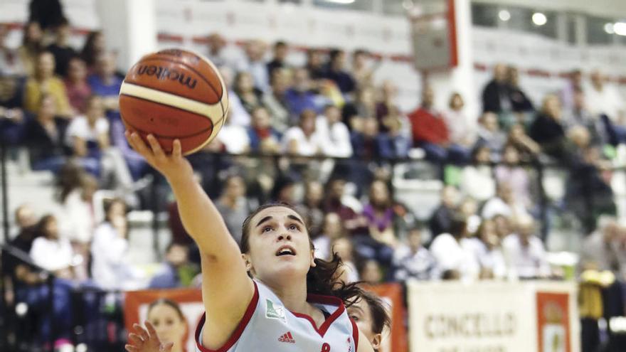 Anne Senosian, del Celta Zorka, en una entrada a canasta ante Elena Silva. // Ricardo Grobas