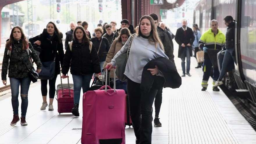 Viajeros bajando del tren en la estación de A Coruña, este mes de marzo.