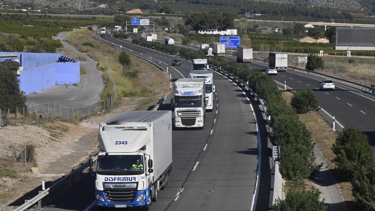 Los camiones tienen un peso del 40% en las circulaciones de la autopista en Castellón.