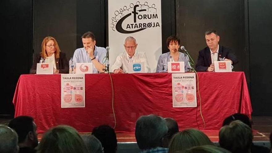 Los candidatos en la mesa de debate en la Casa de la Cultura.