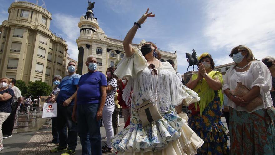 Cordobesas de faralaes en Las Tendillas