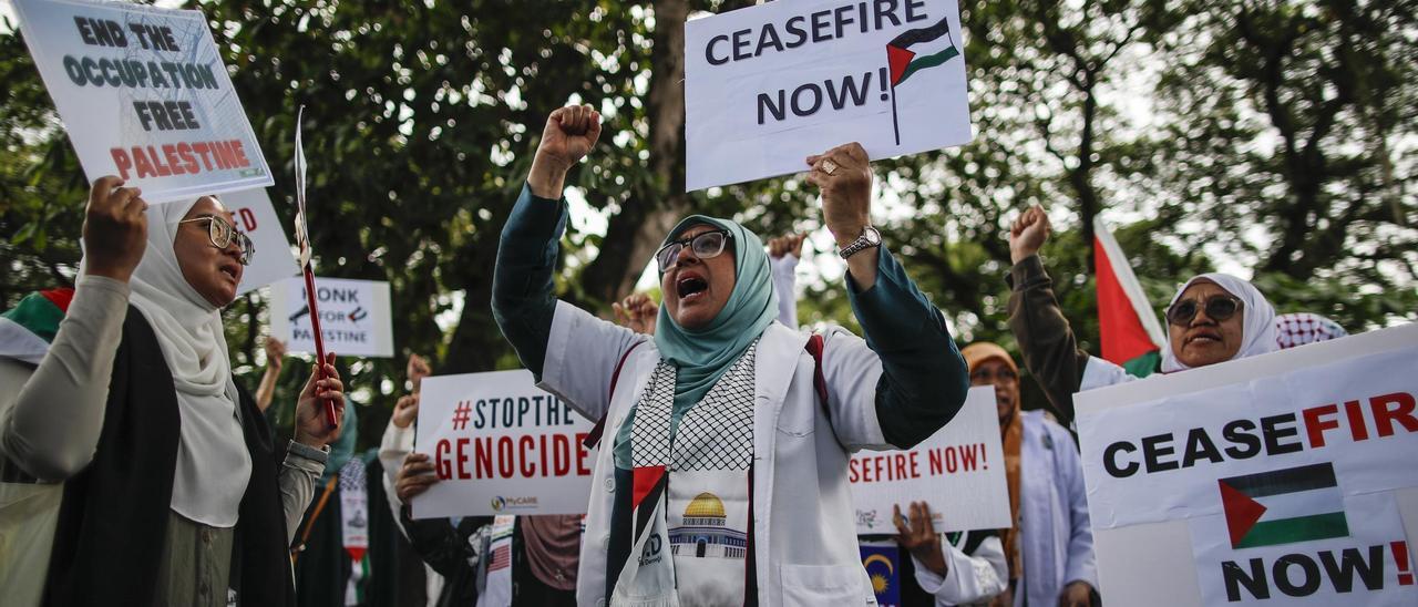 Protesta en Kuala Lumpur contra la incursión de Israel en Gaza.