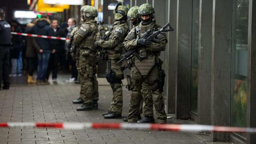 Agentes de la Policía Militar alemana, de guardia en la principal estación del tren de la ciudad. // Efe