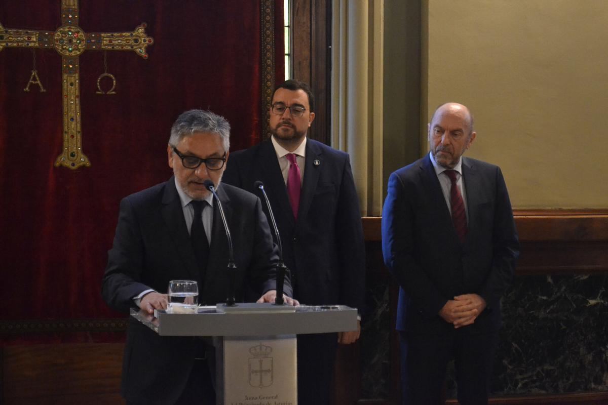 José Manuel Pérez dice unas palabras tras jurar el cargo, con Adrián Barbón  Juan Cofiño detrás.