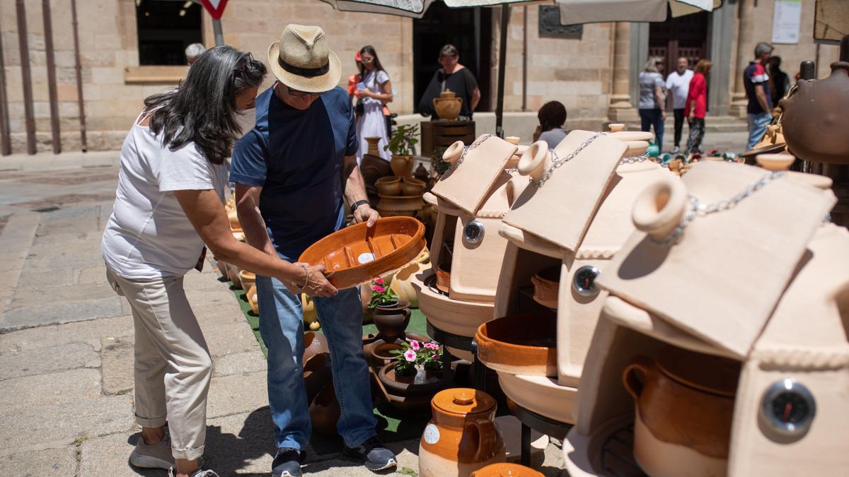 El alfarero de Moveros muestra una de sus cazuelas y los hornos en la feria