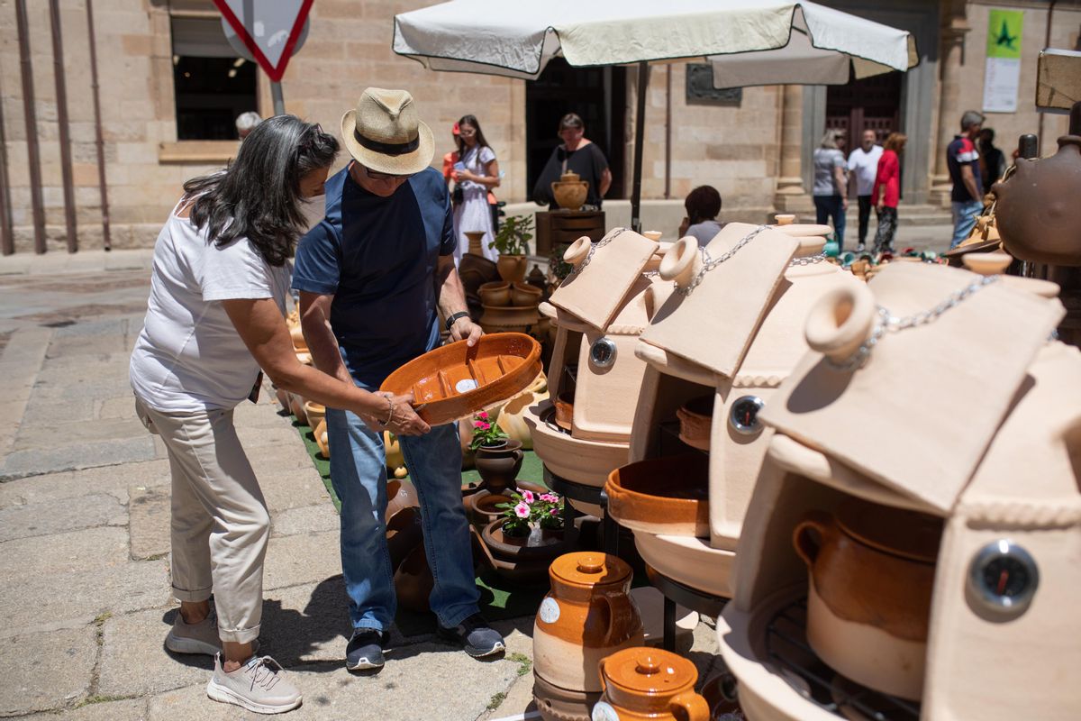El alfarero de Moveros muestra una de sus cazuelas y los hornos en la feria