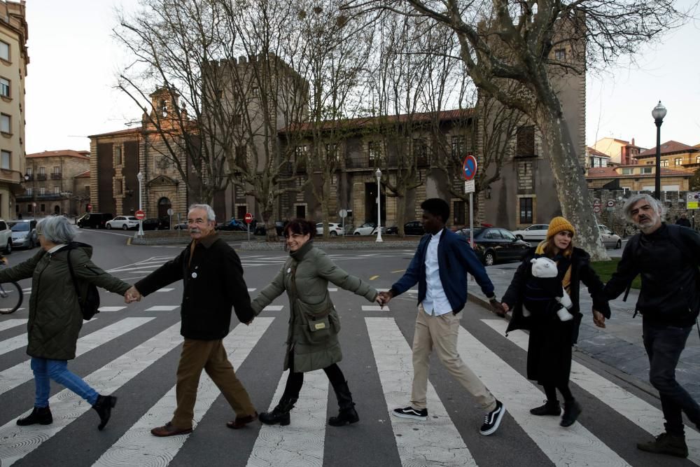 Cadena humana contra el racismo y la xenofobia