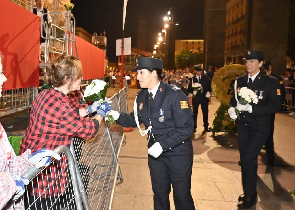 En imágenes | Zaragoza vive su día grande con la Ofrenda de Flores a la Virgen del Pilar