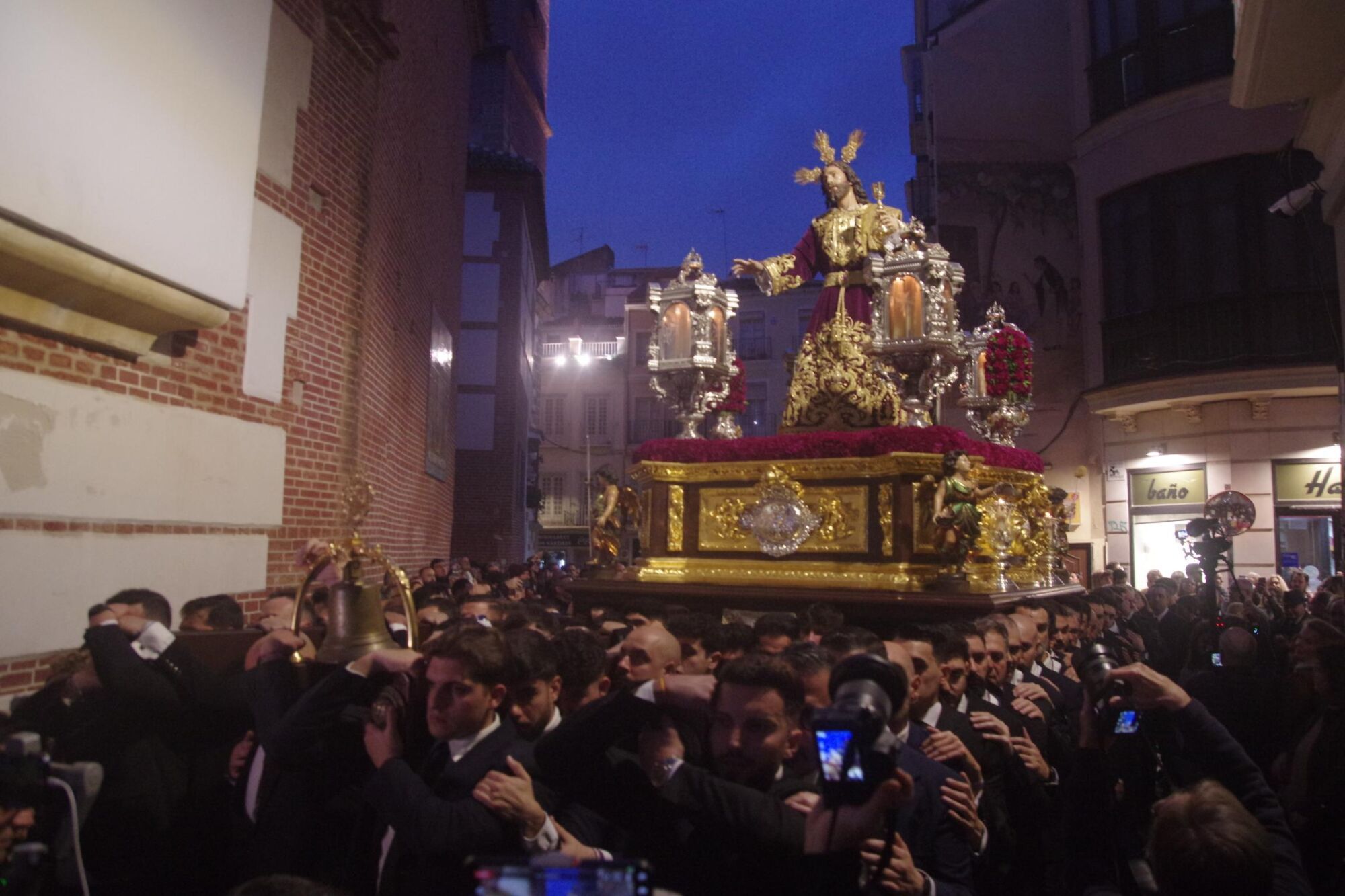 El Señor de la Cena preside el via crucis de la Agrupación 
