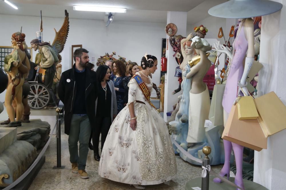 Visita de Ribó y las Falleras Mayores a la Ciudad del Artista Fallero