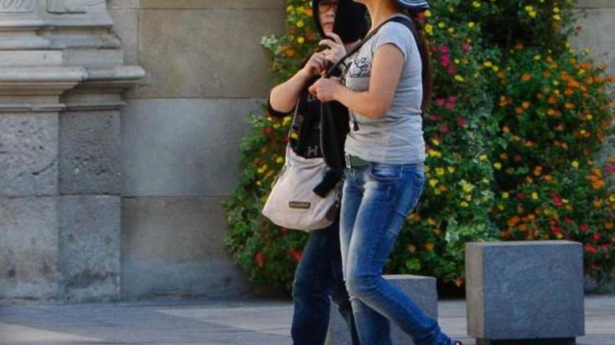 Las acusadas ocultan su rostro al llegar a la Audiencia.