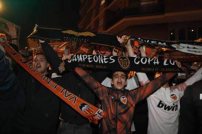 ¡Mestalla marcó el 1-0! Así fue el brutal recibimiento al autobús del Valencia CF en la Avenida Suecia