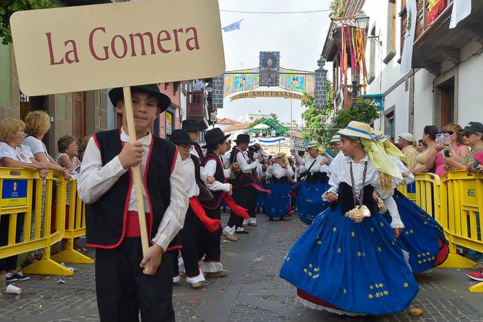 Carretas y grupos en la romería del Pino