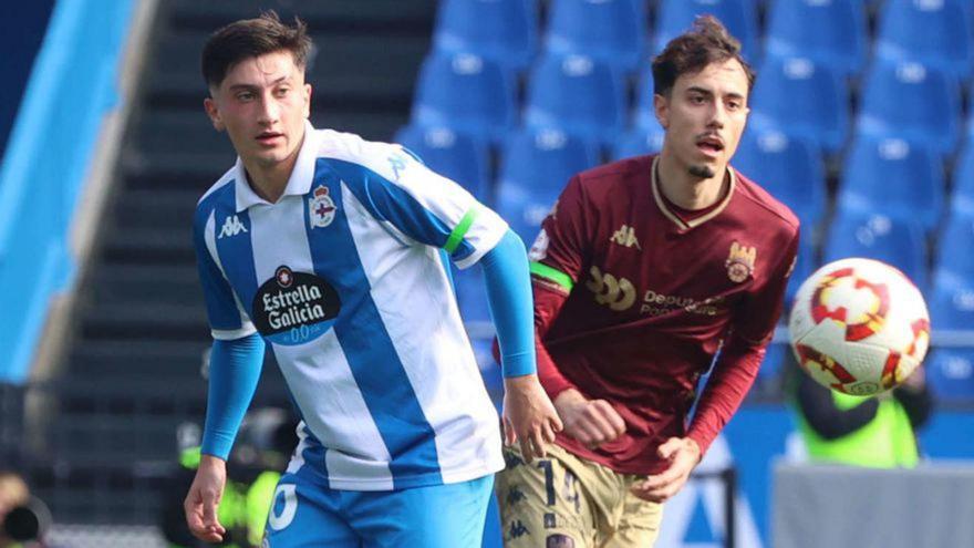 Manu Ferreiro pelea por un balón en Riazor. | Iago López