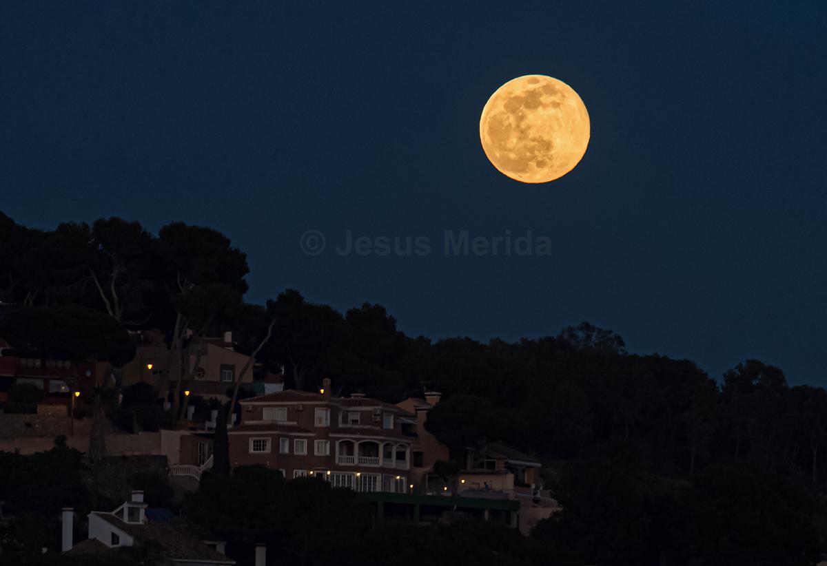 La luna llena de nieve en Málaga en el año 2023.