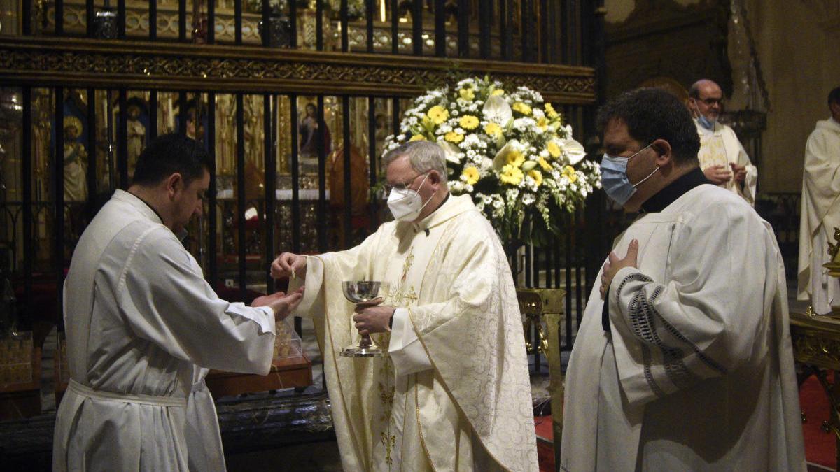 Un Corpus Christi con mascarilla y distancia de seguridad