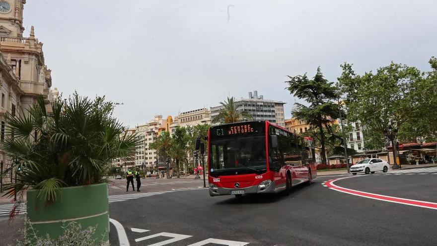 La línea de EMT que cruza la plaza podría eliminarse en el futuro concurso de ideas