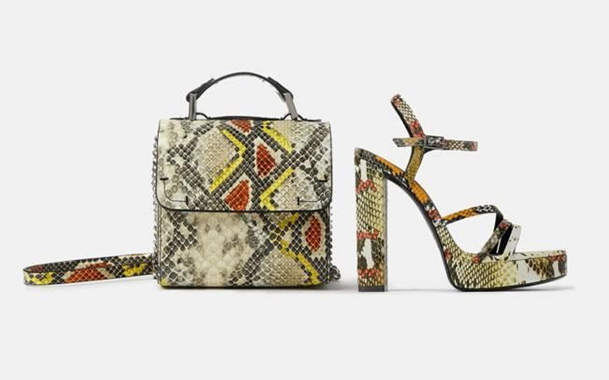 Bolso y sandalia con estampado de serpiente de Zara