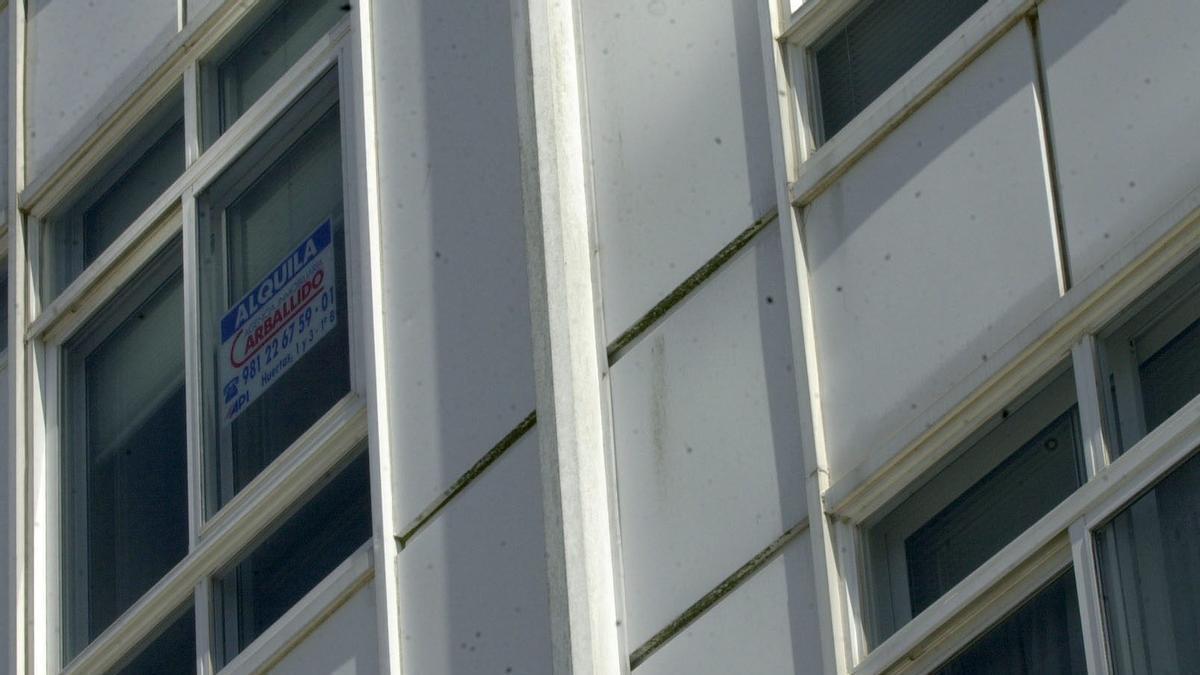 Un letrero de «se alquila» en una vivienda.