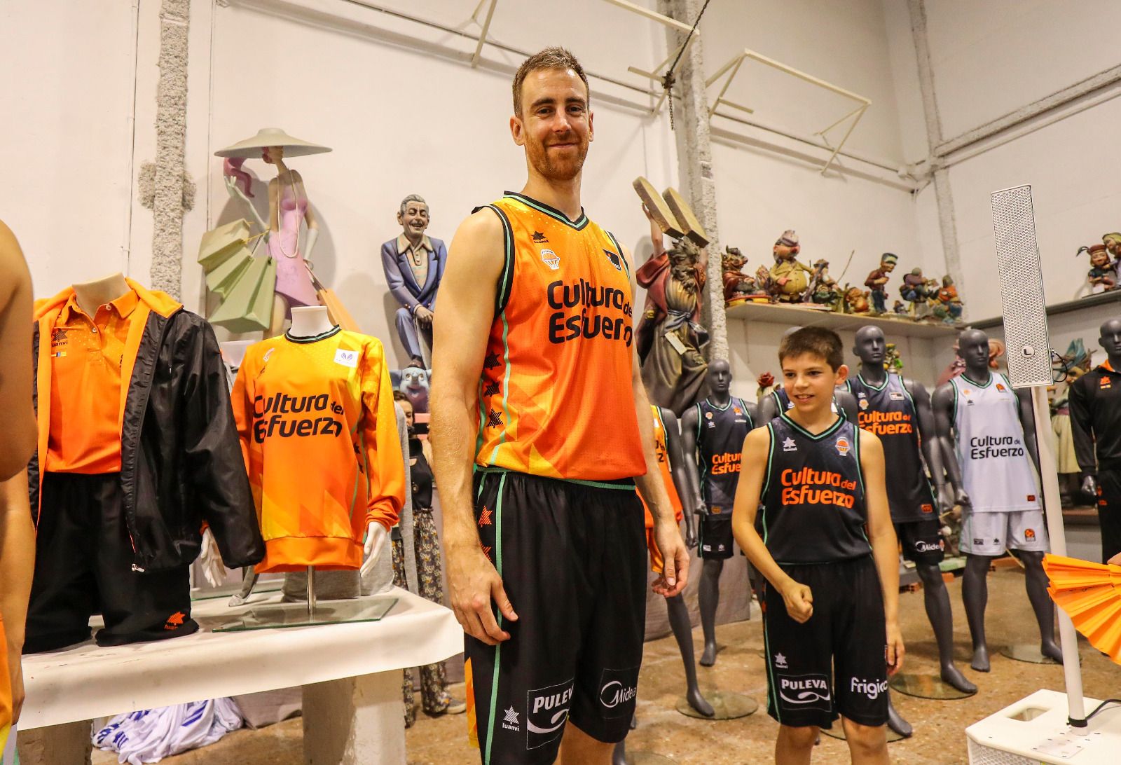 Las nuevas equipaciones de Valencia Basket: ¡Sorpresa con 'pólvora y cenizas'!