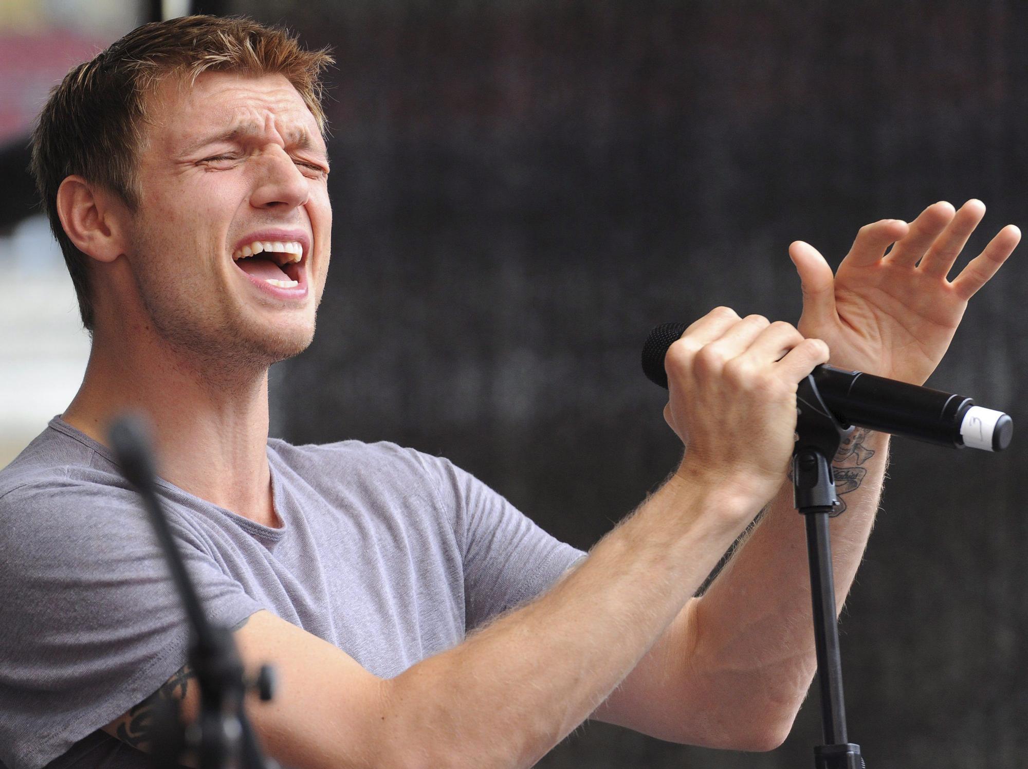  El cantante y actor estadounidense, Nick Carter, actúa durante la firma de autógrafos que ha realizado en Berlín, Alemania, el 12 de mayo de 2011.