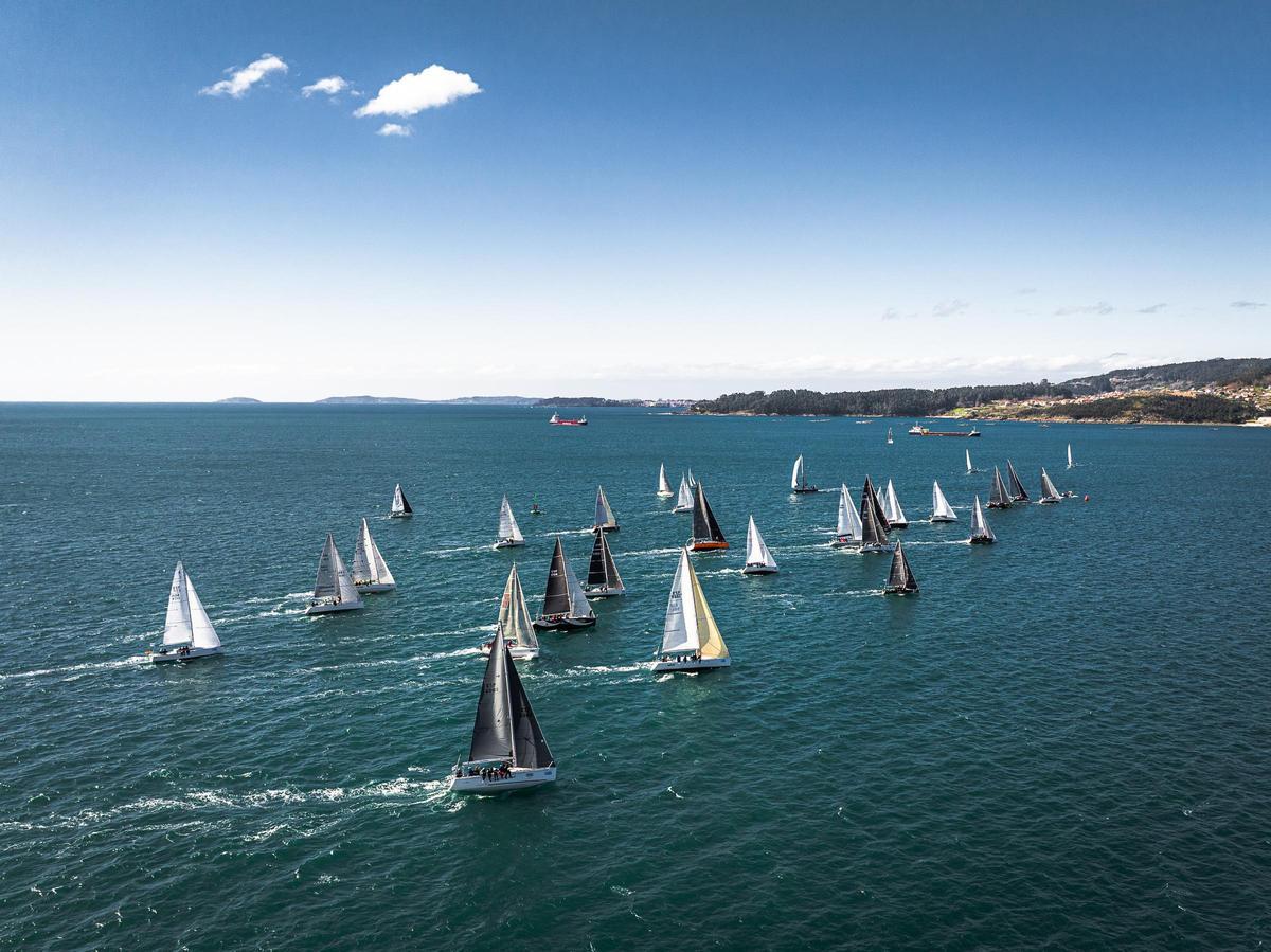 La flota a vista de dron durante la regata.