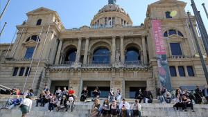 Visitantes ante el edificio del MNAC, en Barcelona.