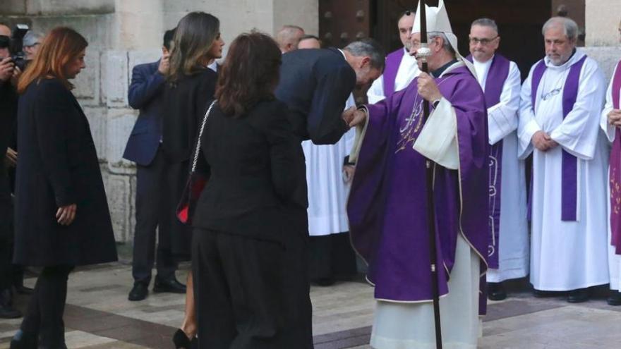 Das Machtgespann aus Königen und Kirche halten viele Spanier für veraltet.