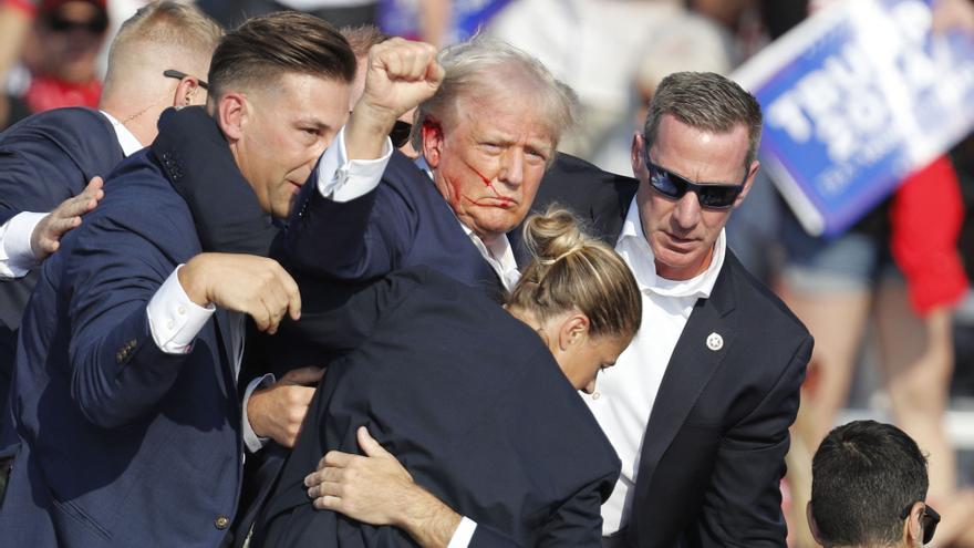 Donald Trump, ferit lleu de bala en un atemptat en un míting