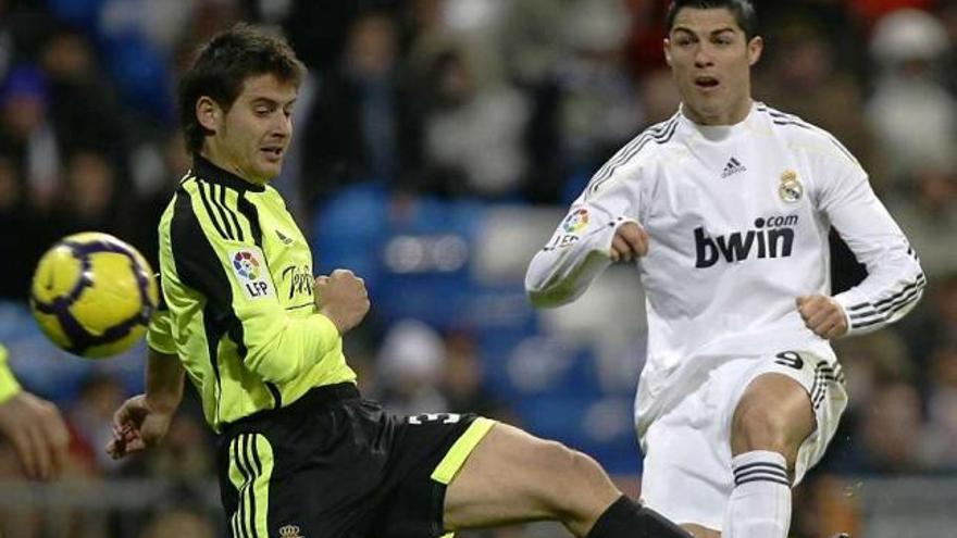 Paredes obstaculiza un remate de Cristiano Ronaldo en el Madrid-Zaragoza de la pasada temporada en el Bernabeu.